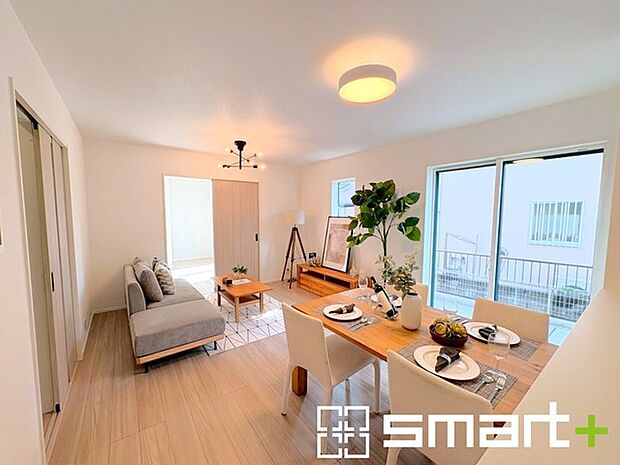 〜ナチュラルな色彩のＬＤＫ〜 ・自然な風合いの色味で纏められたＬＤＫは家具のコーディネートもしやすくなっております。 ・どんなインテリアにするか、考えるだけでも楽しくなりますね。 