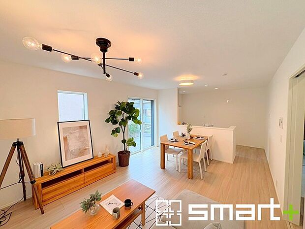 〜穏やかな陽の入るＬＤＫ〜 ・大きな窓のあるＬＤＫは陽当りも良好で明るい空間となっております。 ・ご家族団らんなど過ごす時間の多いＬＤＫが明るいのは嬉しいポイントですね。 