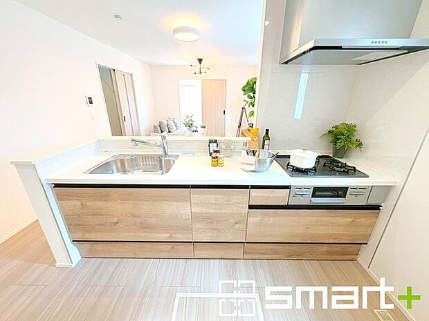 〜人気のカウンターキッチン〜 ・キッチンには余計な柱が無いので、リビングが見渡せ開放感のある造りとなっております。 ・蛇口には浄水器が内蔵されるなど機能面でも優れたキッチンです。