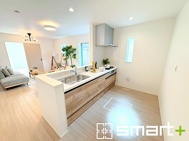 〜使い勝手の良いシステムキッチン〜 ・料理がしやすい設計のキッチンでお料理もはかどりますね。 ・もちろんキッチン下部は収納になっておりますので、フライパンなども収納可能です。 