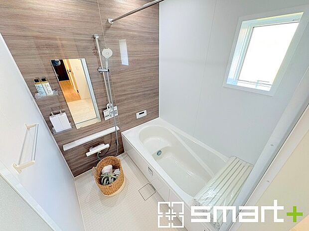 〜暖房乾燥機付きの浴室〜 ・ヒートショック対策にもなる浴室暖房を標準装備。冬場でも暖かくしてからご入浴が可能です。 ・もちろん乾燥機も付いておりますので、雨の日でも洗濯物を干せますよ。 