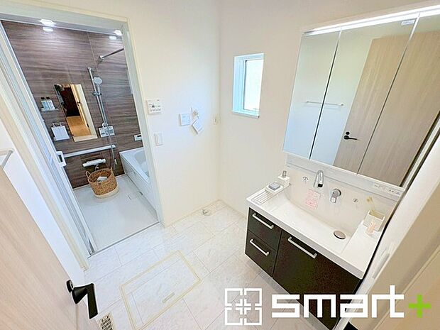 〜人気の三面鏡を採用〜 ・洗面台は三面鏡仕様なので鏡の角度を変える事で頭の後ろの方までご確認可能です。 ・鏡の裏が収納になっておりますので、洗面台周りもスッキリと片付きます。 