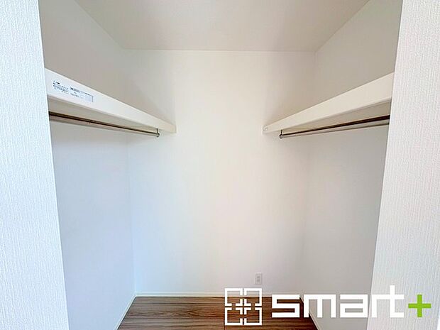 〜憧れのウォークインクローゼット〜 ・居室にウォークインを設ける事で季節ものや趣味の用具などもスッキリと収納可能です。 ・ぜひ現地でその便利さをご体感くださいませ。 