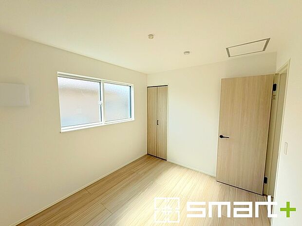 〜自然な風合いの洋室〜 ・ナチュラルな色彩で纏められた洋室は家具のコーディネートもしやすくなっております。 ・どんな家具にするか考えるだけでも楽しくなってきますね。 