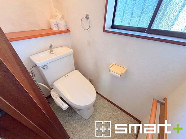 ～やはり便利なタンク式トイレ～ ・最近はタンクレストイレもございますが、タンク式の場合は停電時もお水を流すことが可能。 ・故障時なども比較的費用が安くなるなど、メリットが多くなります。