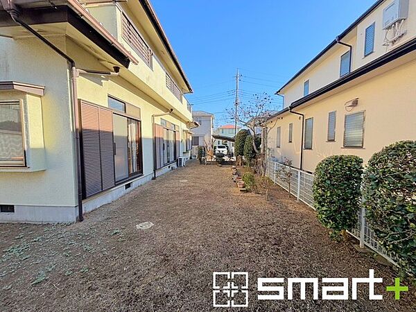 ～お庭もある余裕の敷地～ ・広々した敷地にはお庭もご用意。お庭があるだけで余裕を感じますね。 ・防草シートや人工芝の敷設などのオプションもお気軽にご相談くださいませ。