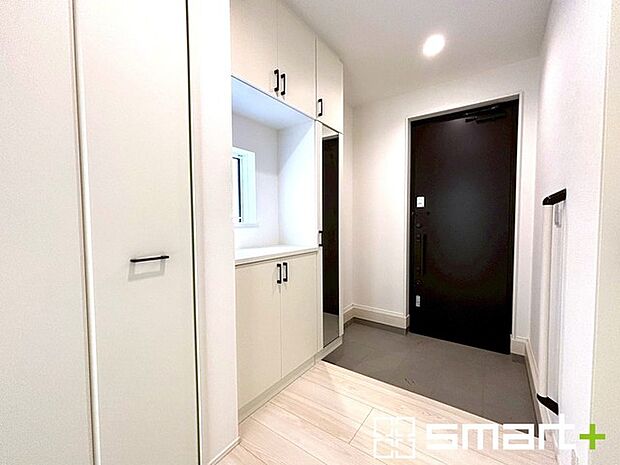 〜お出かけ前の身だしなみも〜 ・シューズボックスに姿見をご用意。 ・朝の忙しい時間もお出かけ前にパっと服装をご確認いただけます。 