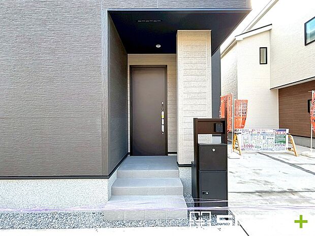 〜お住まいの顔「玄関」〜 ・玄関ドアの上にはもちろん軒がございますので、雨の日でも濡れずに鍵の開閉が可能です。 ・鍵は防犯性に優れたディンプルキーを採用。 