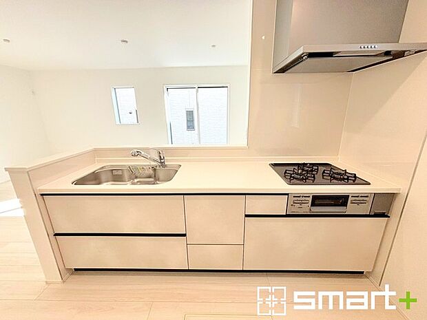 〜人気のカウンターキッチン〜 ・キッチンには余計な柱が無いので、リビングが見渡せ開放感のある造りとなっております。 ・蛇口には浄水器が内蔵されるなど機能面でも優れたキッチンです。 