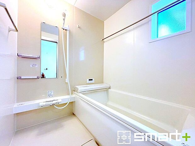 〜浴室乾燥機付きの浴室〜 ・浴室には乾燥機が付いているので雨の日でも洗濯物を干すことが可能です。 ・水はけの良い床材など機能面も充実。マイクロバルなどオプションもご相談くださいませ。 