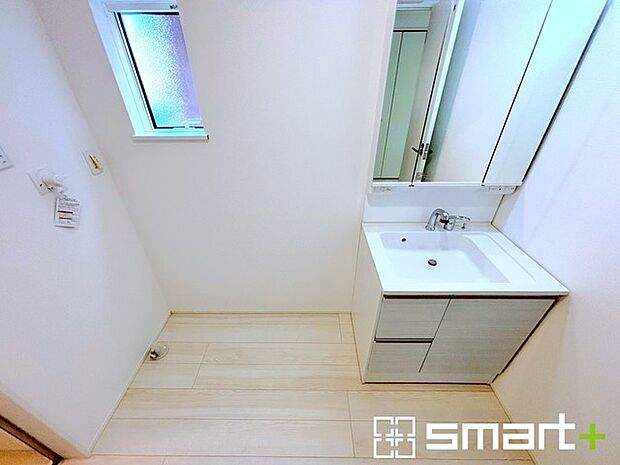 〜人気の三面鏡を採用〜 ・洗面台は三面鏡仕様なので鏡の角度を変える事で頭の後ろの方までご確認可能です。 ・鏡の裏が収納になっておりますので、洗面台周りもスッキリと片付きます。 