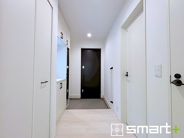 〜ちょっとした空間も有効活用〜 ・廊下も無駄にせずしっかりと収納をご用意。ちょっとしたスペースも無駄にしません。 ・掃除機など意外と置場に困る物もしっかりと収納可能です。 