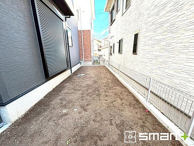 〜お庭もある余裕の敷地〜 ・広々した敷地にはお庭もご用意。お庭があるだけで余裕を感じますね。 ・防草シートや人工芝の敷設などのオプションもお気軽にご相談くださいませ。 