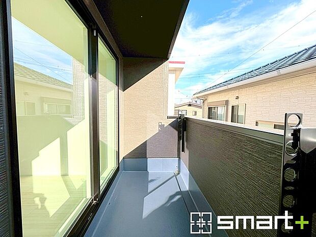 〜洗濯物も干しやすいバルコニー〜 ・バルコニーには物干し竿受けが標準装備されております。 ・テラス屋根等のオプションもお気軽にご相談くださいませ。 