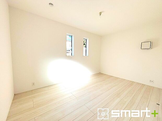 〜自然な風合いの洋室〜 ・ナチュラルな色彩で纏められた洋室は家具のコーディネートもしやすくなっております。 ・どんな家具にするか考えるだけでも楽しくなってきますね。 