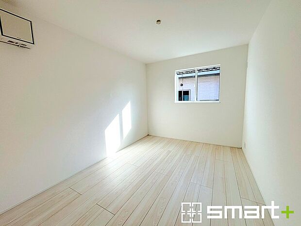 〜収納豊富な洋室〜 ・各居室に備え付けの収納をご用意。タンスなどを置く場合と比べ出っ張らないので部屋の中を有効のご活用いただけます。 ・収納の広さなどぜひ現地でご確認くださいませ。 