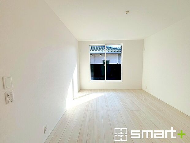 〜オプション施行もお任せください〜 ・フローリングの変色など劣化を軽減し、水をこぼした場合などにも防いでくれるフロアコーテイングが人気となっております。 ・オプション施行もお任せください。 