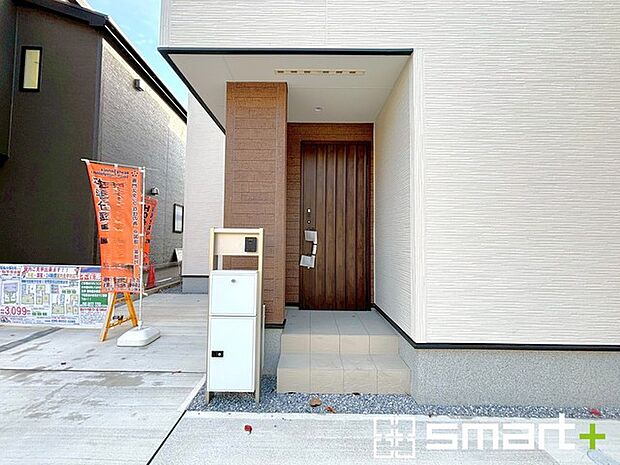 〜お住まいの顔「玄関」〜 ・玄関ドアの上にはもちろん軒がございますので、雨の日でも濡れずに鍵の開閉が可能です。 ・鍵は防犯性に優れたディンプルキーを採用。 