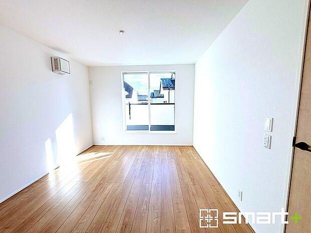 〜自然な風合いの洋室〜 ・ナチュラルな色彩で纏められた洋室は家具のコーディネートもしやすくなっております。 ・どんな家具にするか考えるだけでも楽しくなってきますね。 