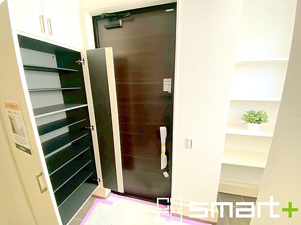 〜シューズインクロークのある玄関〜 ・玄関横にシューズインクロークをご用意。 ・追加の靴置きとしてはもちろん、スキー・ゴルフなど趣味の用具の置場としてもご利用いただけます。 