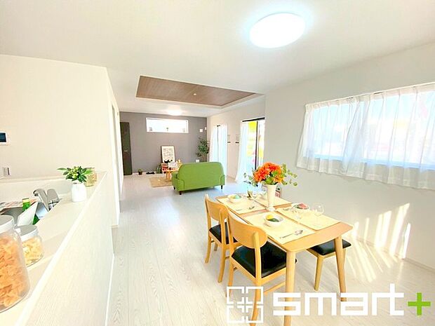 〜穏やかな陽の入るＬＤＫ〜 ・大きな窓のあるＬＤＫは陽当りも良好で明るい空間となっております。 ・ご家族団らんなど過ごす時間の多いＬＤＫが明るいのは嬉しいポイントですね。 