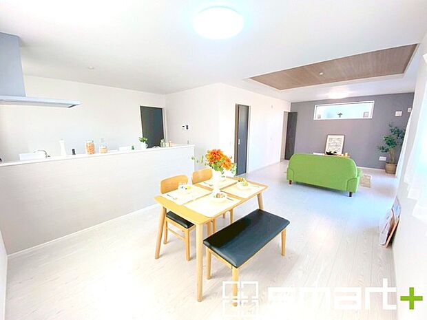 〜ゆとりある広さのＬＤＫ〜 ・和やかな光に包まれるLDKは広々22.1帖。家族団欒で賑わう癒しの空間になりそうですね。 