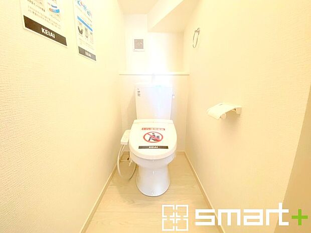 〜小窓付きの明るいトイレ〜 ・使用後や掃除の際に窓を開ければ、外からの新鮮な空気を取り込み素早く換気ができます。 