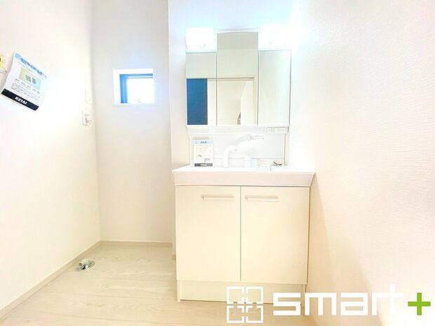 〜シャワー付き洗面台を採用〜 ・洗面台の蛇口がホースで伸びシャワーとしてご利用可能。 ・朝の寝ぐせ直しなどにシャワーを使いたい時、洗面台の掃除をする際にも便利にお使いいただけますよ。 