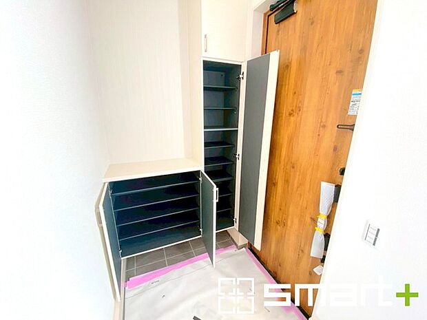 〜お住まいの顔「玄関」〜 ・木のぬくもりを感じる木目調の玄関ドアを採用する事でお住まいの「顔」の印象が大きく変わりますね。 ・備え付けのシューズボックスはたっぷりしまえて玄関がスッキリ片付きますね。