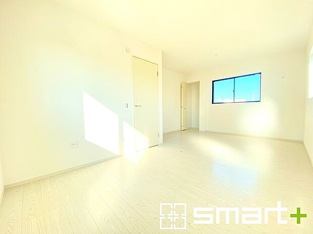 〜間取り変更も可能な洋室〜 ・将来こども部屋として1部屋を2部屋にできるフレキシブルルーム10.4帖。 ・収納スペースも付いているので整理整頓しやすく、生活空間が広がりますね。