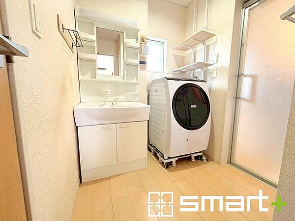 ～収納も充実の洗面台～ ・洗面台は鏡の両側に物を置くスペースがございますので、整髪料や歯ブラシなどもスッキリと片付け可能。 ・洗面台下のパイプスペースにも洗剤などをご収納いただけます。
