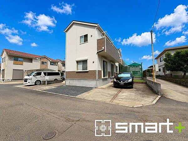 ～閑静な住宅街の立地～ ・周辺は閑静な住宅街となっておりますので、静かな暮らしをご実現いただけます。 ・前面道路の交通量も多くないので、小さなお子様がいるご家庭でもご安心ですね。