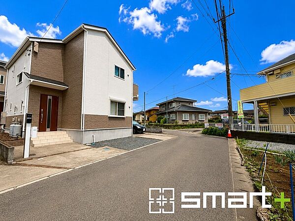 ～十分な広さのある前面道路～ ・前面道路は約4.3ｍございますので、お車でのすれ違いも可能で余計なストレスがかかりません。 ・日々お車での移動が多い方には大切なポイントですね。