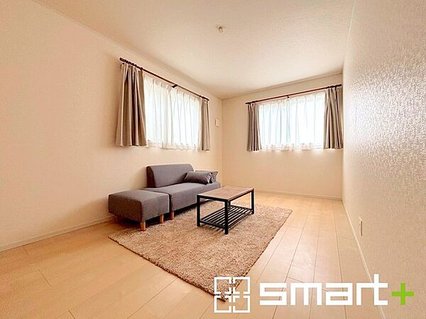 ～2面採光の明るいお部屋～ ・洋室は2面採光とする事で穏やかな陽の入る明るい空間となっております。 ・くつろぎのプライベート時間を明るい空間で穏やかにお過ごしいただけます。