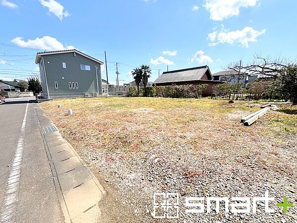 ～十分な広さのある前面道路～ ・前面道路は約4ｍございますので、お車でのすれ違いも可能で余計なストレスがかかりません。 ・日々お車での移動が多い方には大切なポイントですね。