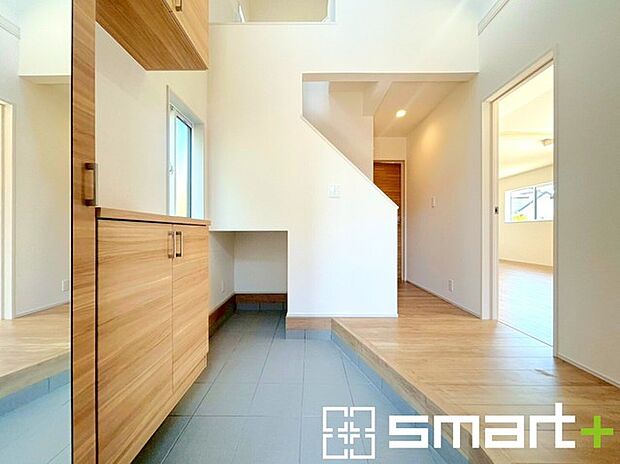 〜吹抜けのある玄関〜 ・玄関に吹抜けを設ける事で縦への開放感が広がります。 ・暗くなりがちな玄関も穏やかな陽が入り明るくなるので、帰宅した際の気分が違いますね。 