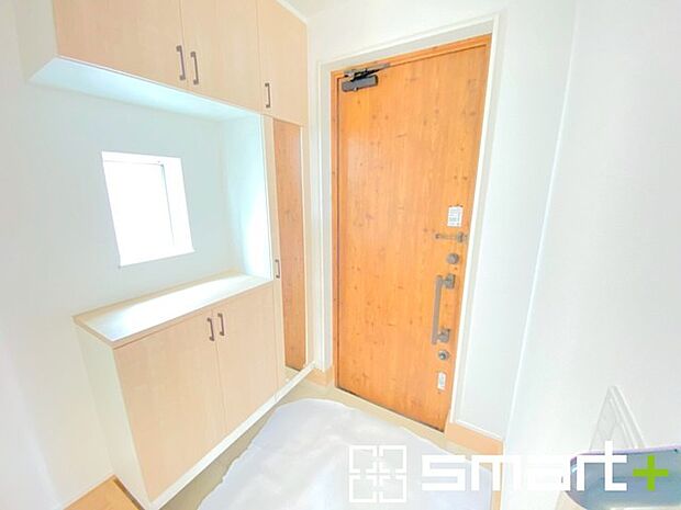 〜お住まいの顔「玄関」〜 ・圧迫感がなくスッキリ広々とした印象の玄関。窓からは明るい陽光が差し込みます。 ・飾り棚としても演出できるコの字型の下駄箱は大容量の収納力。