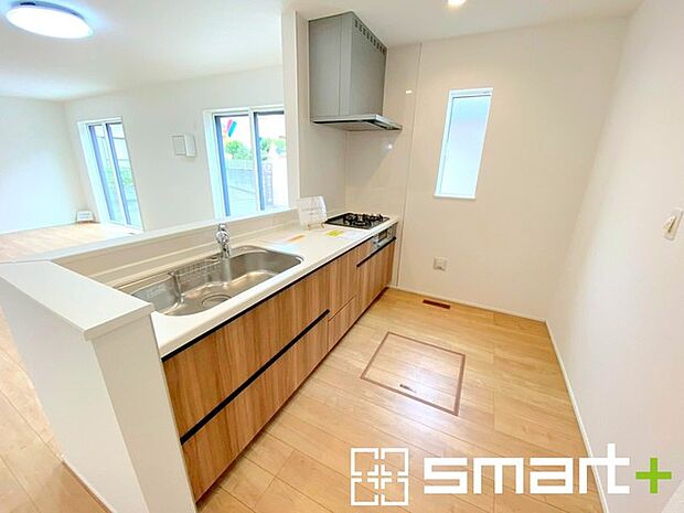 〜使い勝手の良いシステムキッチン〜 ・料理がしやすい設計のキッチンでお料理もはかどりますね。 ・もちろんキッチン下部は収納になっておりますので、フライパンなども収納可能です。