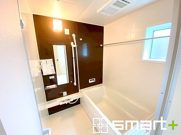 〜浴室乾燥機付きの浴室〜 ・浴室には乾燥機が付いているので雨の日でも洗濯物を干すことが可能です。 ・水はけの良い床材など機能面も充実。マイクロバルなどオプションもご相談くださいませ。