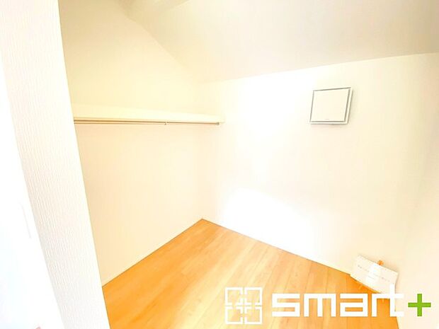 〜あると嬉しいウォークインクローゼット〜 ・大容量のウォークインクローゼット付。衣類をハンガーに掛けたまま収納できるのがうれしいですね。 ・季節ものや小物類なども整理整頓しやすく生活空間が広がります。