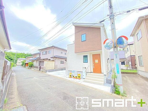 〜十分な広さのある前面道路〜 ・前面道路は約5mございますので、お車でのすれ違いも楽々で余計なストレスがかかりません。 ・日々お車での移動が多い方には大切なポイントですね。