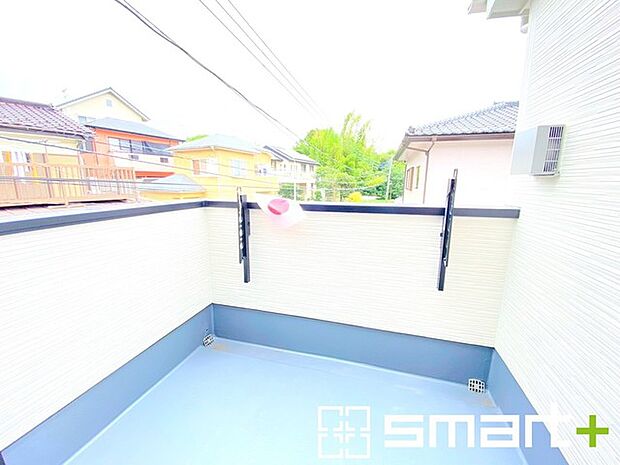 〜ワイドバルコニーを採用〜 ・バルコニーはワイドタイプなので、洗濯物を沢山干す事が可能です。 ・テラス屋根などのオプションもお気軽にご相談くださいませ。