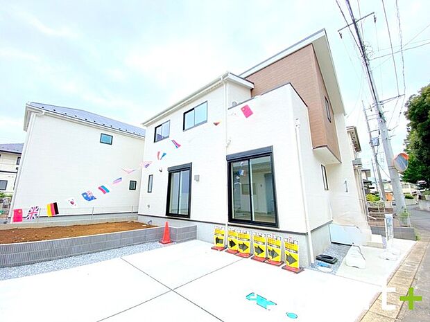 〜ゆとりあるカースペース2台分〜 ・セカンドカーや来客時にも困らないカースペース2台分は並列駐車可能。お車の出し入れもラクラクでストレスフリーですね。