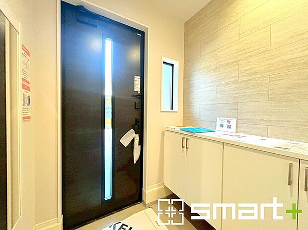 〜穏やかな陽が入る玄関〜 ・窓に加えて玄関ドアのガラス部分からも穏やかな陽が入り、明るい玄関になります。 ・備え付けのシューズボックスはたっぷりしまえて玄関がスッキリ片付きますね。 