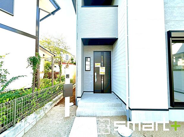 〜お住まいの顔「玄関」〜 ・玄関ドアの上にはもちろん軒がございますので、雨の日でも濡れずに鍵の開閉が可能です。 ・鍵は防犯性に優れたディンプルキーを採用。 