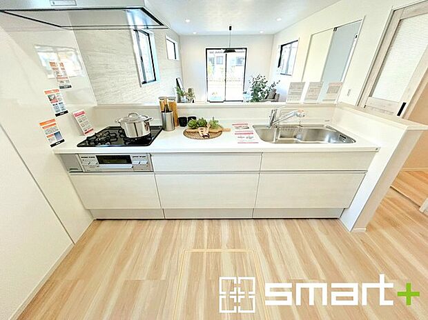 〜人気のカウンターキッチン〜 ・キッチンには余計な柱が無いので、リビングが見渡せ開放感のある造りとなっております。 ・蛇口には浄水器が内蔵されるなど機能面でも優れたキッチンです。 