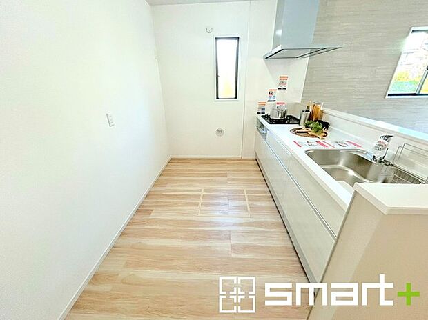 〜使い勝手の良いシステムキッチン〜 ・料理がしやすい設計のキッチンでお料理もはかどりますね。 ・もちろんキッチン下部は収納になっておりますので、フライパンなども収納可能です。 