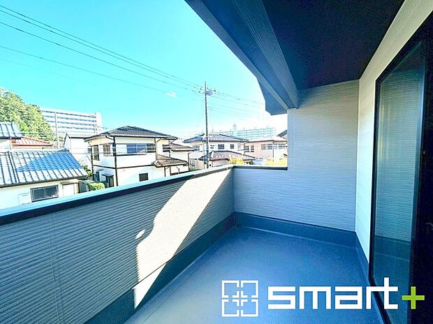 〜ワイドバルコニーを採用〜 ・バルコニーはワイドタイプなので、洗濯物を沢山干す事が可能です。 ・テラス屋根などのオプションもお気軽にご相談くださいませ。  