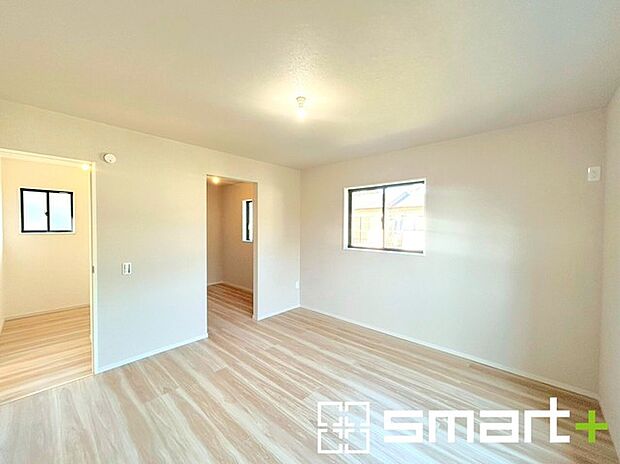 〜ＷＩＣ付きの洋室〜 ・バルコニー側の大きな窓から穏やかな陽が差し込む明るい洋室はウォークインクローゼット付。 ・11帖のゆとりある広さでご夫婦やご兄弟でもゆったりお過ごしいただけます。