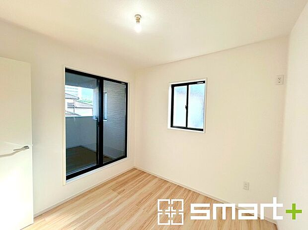 〜バルコニーに面した洋室〜 ・バルコニー側の大きな窓から穏やかな陽が差し込む明るい洋室。 ・たっぷりの収納スペースで住空間もスッキリ。 